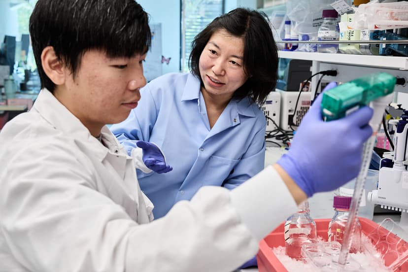 Professor Lingyin Li in lab with a scientist